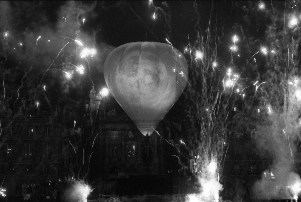 La montgolfière servait de support aux images, lors de la Nuit Gironde à Bordeaux, le 25 septembre 1987.