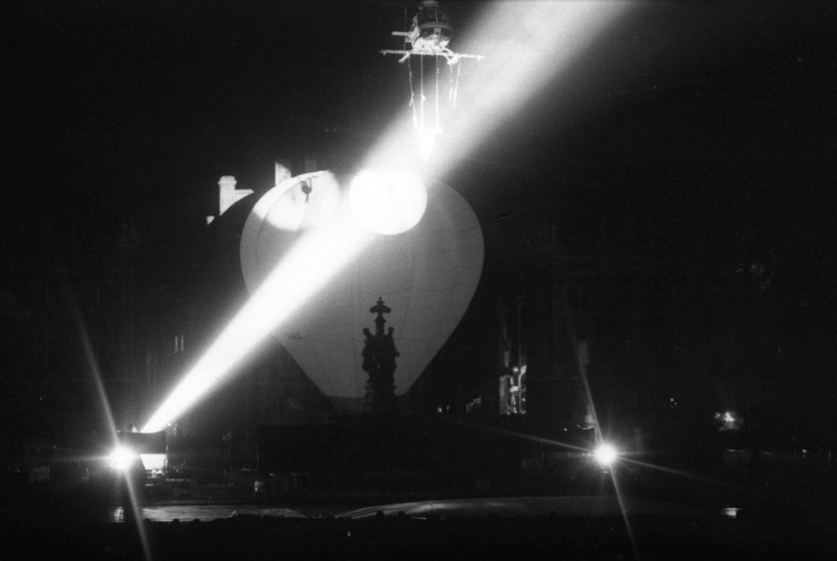L’hélicoptère au-dessus de la montgolfière, le 25 septembre 1987, pour la Nuit Gironde à Bordeaux.