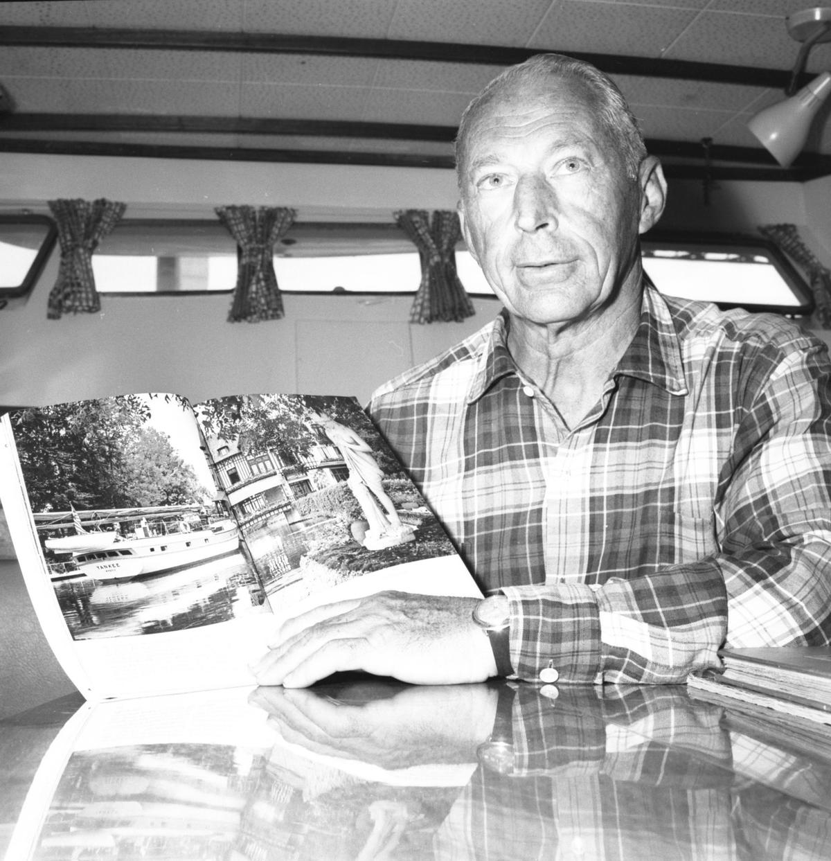 Irving Johnson, à Bordeaux le 26 septembre 1967, montrant le « Yankee » en photo.