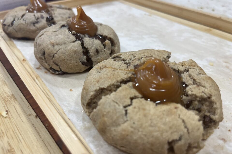 Les cookies fourrés sortent du four et sont déposés encore chauds.