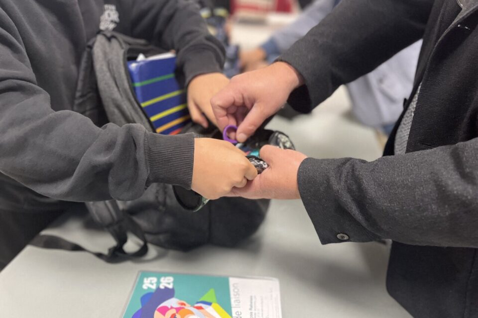 Une dizaine d’aérosols et quelques paires de ciseaux trop pointus ont été mis de côté ce lundi matin, avant d’être rendus aux élèves le soir.