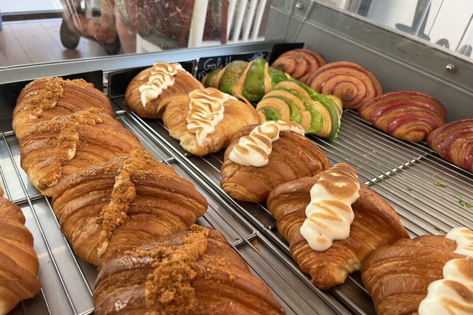 La pâte feuilletée dorée laisse apparaître les strates d’un croissant au beurre AOP.