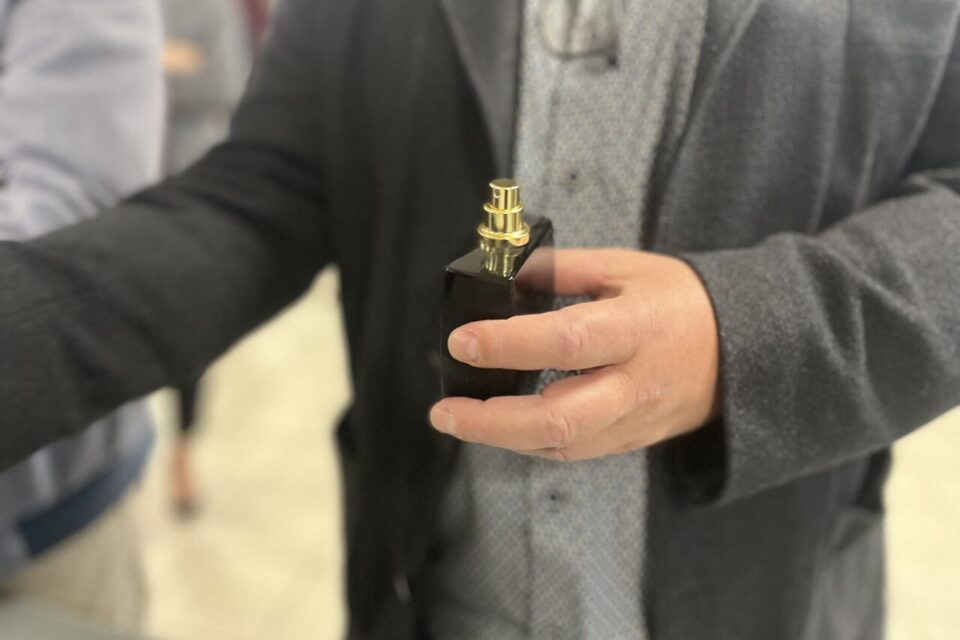 Un membre de l’Emas explique à un collégien pourquoi son parfum a été retenu.