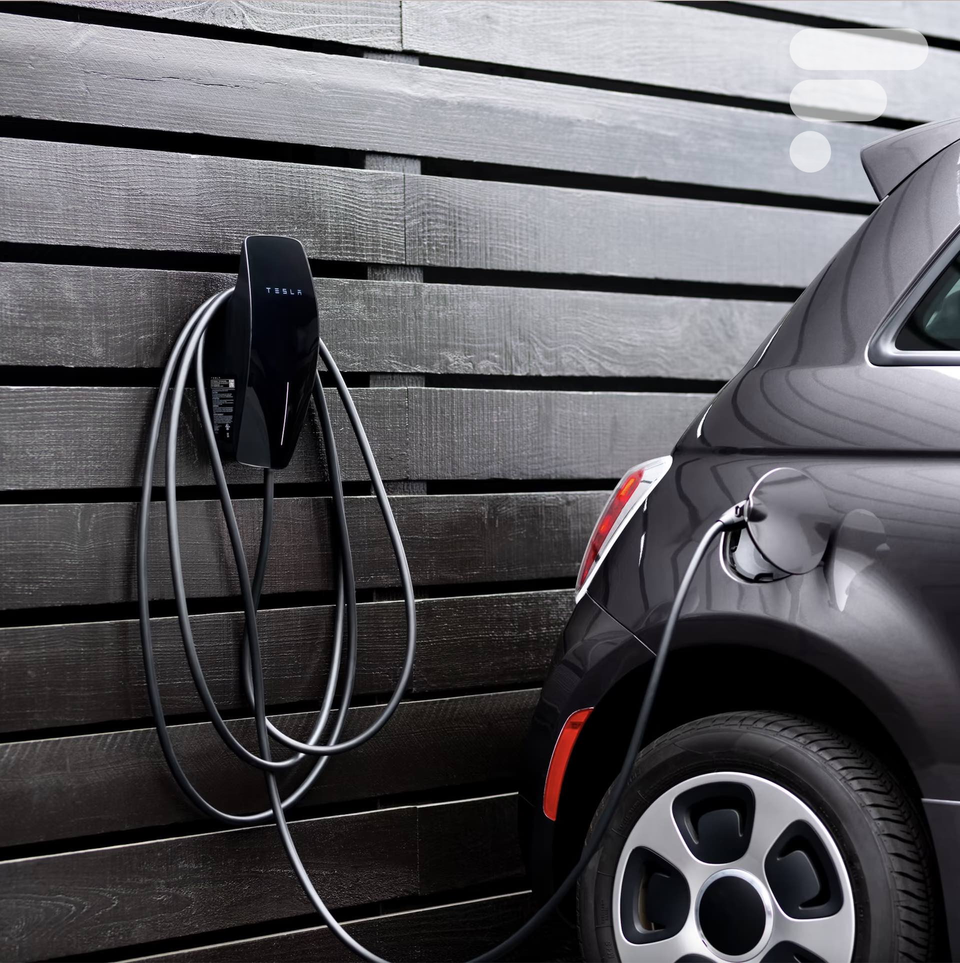 Borne Tesla reliée à une Fiat 500