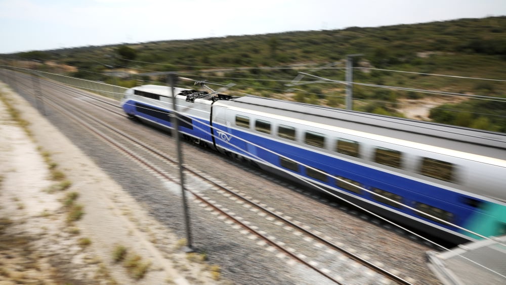 Dans un TGV Marseille-Paris, il entend une RH suggérer le licenciement d'un salarié, il le retrouve et le prévient