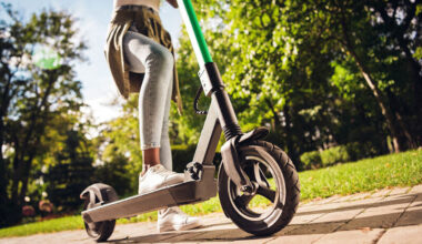 des adolescents à trottinette électrique mettent en danger les clients à Odysseum