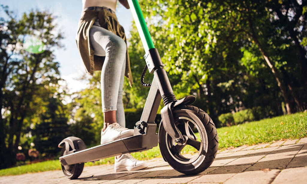 des adolescents à trottinette électrique mettent en danger les clients à Odysseum
