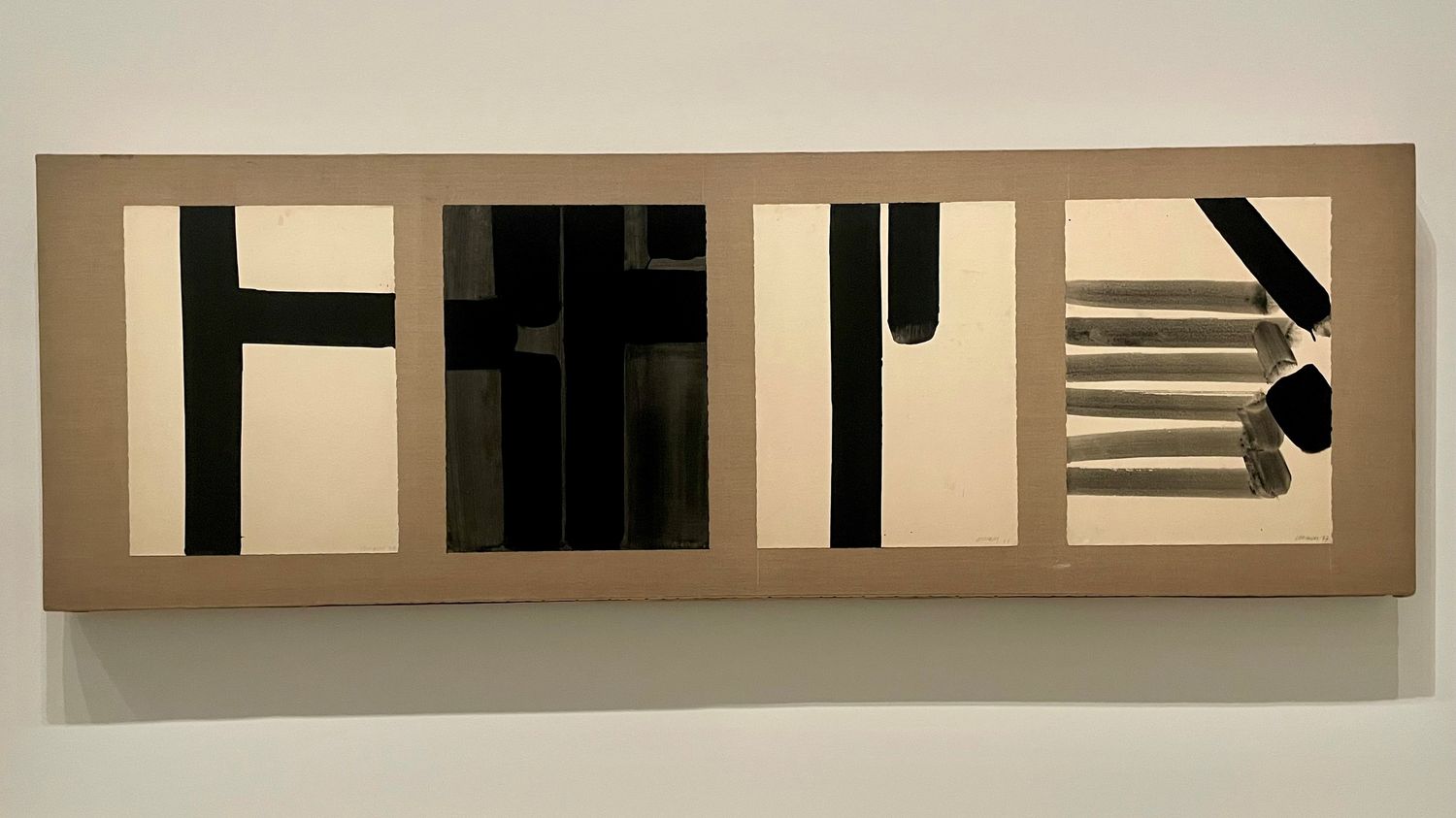 Le peintre Pierre Soulages noircit du papier au musée du Luxembourg