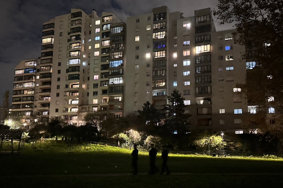 Des tours du Tonkin, à Villeurbanne, à la nuit tombée ce lundi 18 novembre 2024.