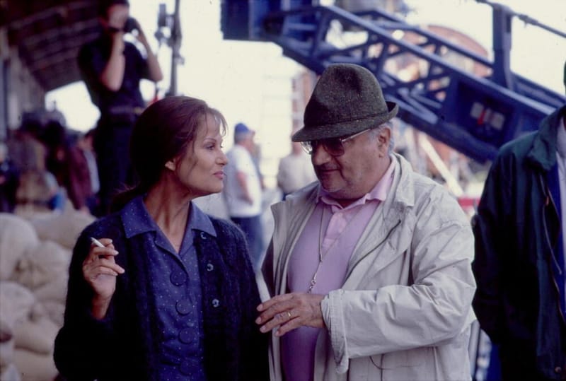 Claudia Cardinale et Henri Verneuil lors du tournage de "Mayrig" à Marseille.