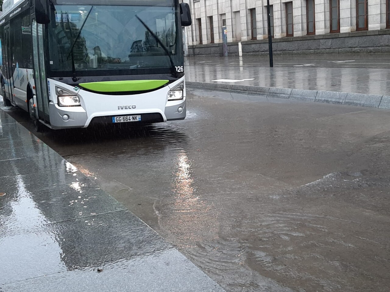 plusieurs caves et parkings sous l'eau et une personne secourue