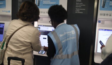 comment les Gilets bleus orientent les voyageurs perdus de la gare d'Orly