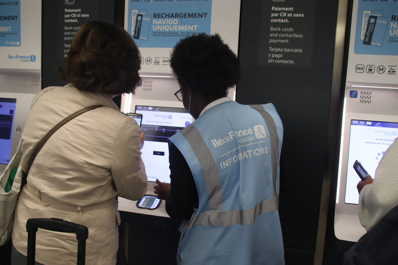 comment les Gilets bleus orientent les voyageurs perdus de la gare d'Orly