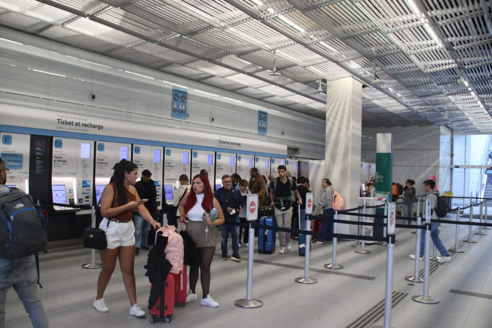 Le hall, aux portes de Paris, de la gare d'Orly est un lieu très fréquenté depuis son ouverture en juin 2024, avant les Jeux olympiques. 