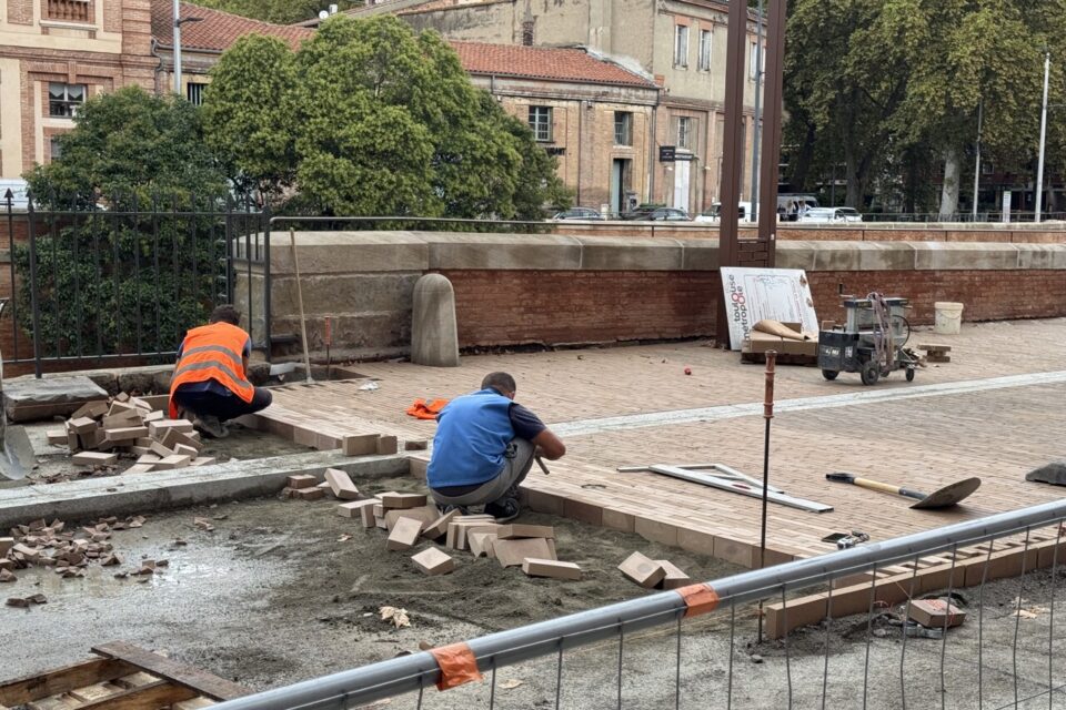 Les briques rouges au sol adoptées suite à une réflexion avec l'Architecte des Bâtiments de France, est désormais le nouveau visage de tout le secteur. Cela s'étendre à tout le projet du Grand Parc Canal.