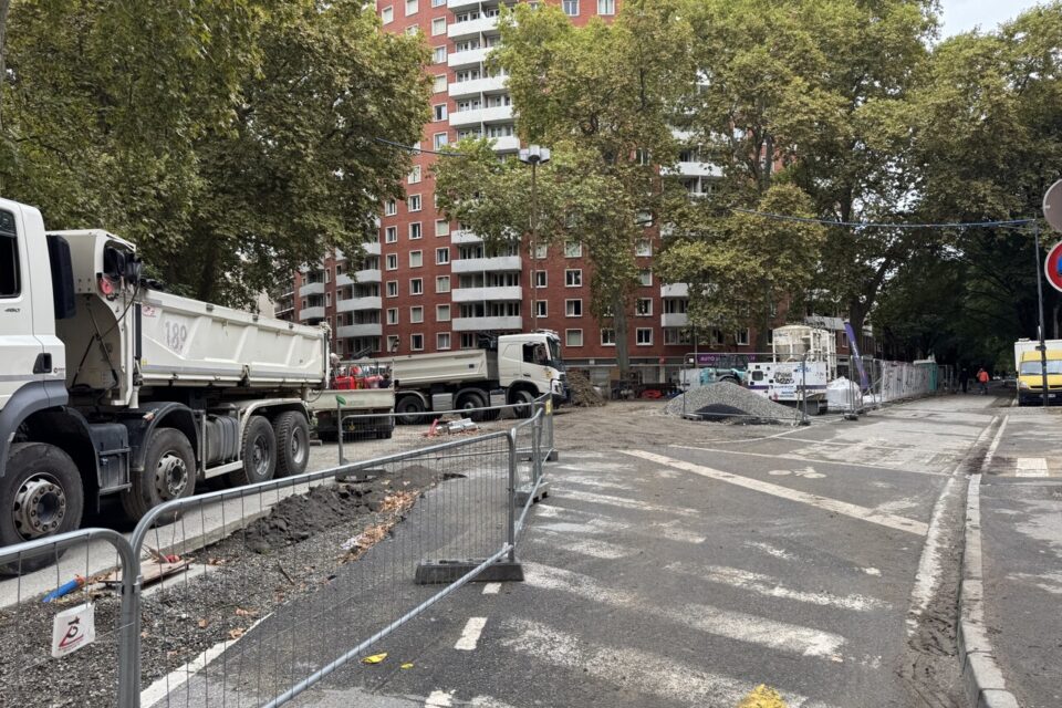 Camions et béton sont encore bien présents sur la place des Reines et Rois Wisigoths, là où bientôt, il y aura un grand jardin.