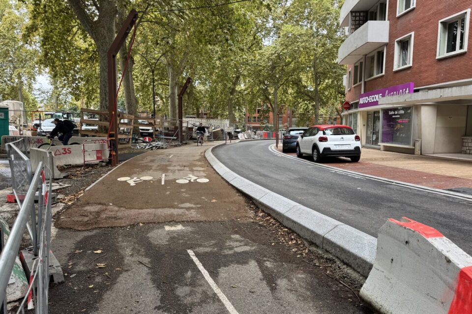 La piste cyclable commence sur le boulevard Armand Duportal, pour ensuite continuer sur les allées de Brienne. 