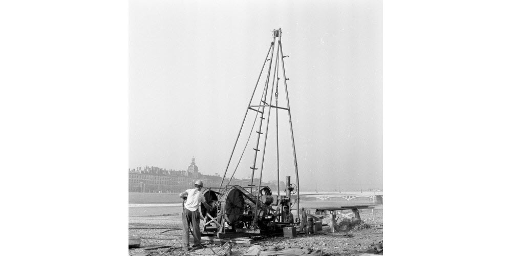 Travaux de sondage sur le site de la future piscine du Rhône quai Claude Bernard le 30 octobre 1961. Les lyonnais vont devoir patienter encore 4 ans avant de pouvoir profiter de la baignade... Archives Le Progrès