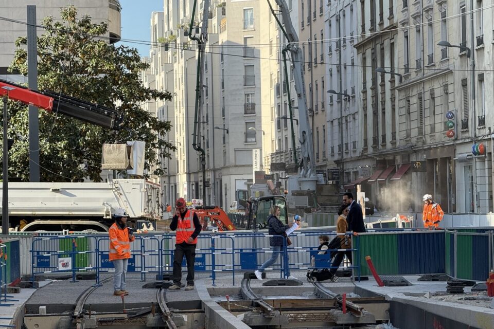 Les travaux du tramway T6 dans le centre-ville de Villeurbanne. La campagne de 2026 se jouera autour des nouveaux aménagements dans la ville.