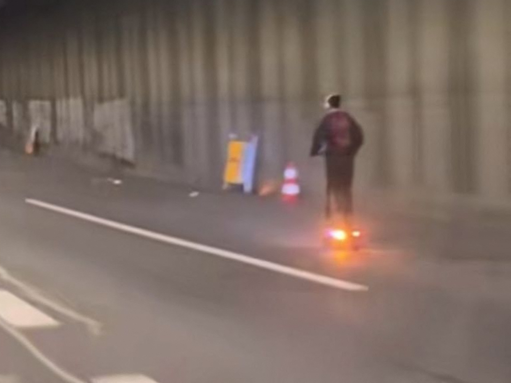 Lyon. Filmé en trottinette électrique surpuissante sous un tunnel du périphérique