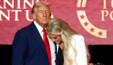 Face à des dizaines de milliers de personnes Donald Trump et Erika Kirk, la veuve de Charlie Kirk, ont rendu un hommage très émouvant à l'influenceur assassiné - Vidéo