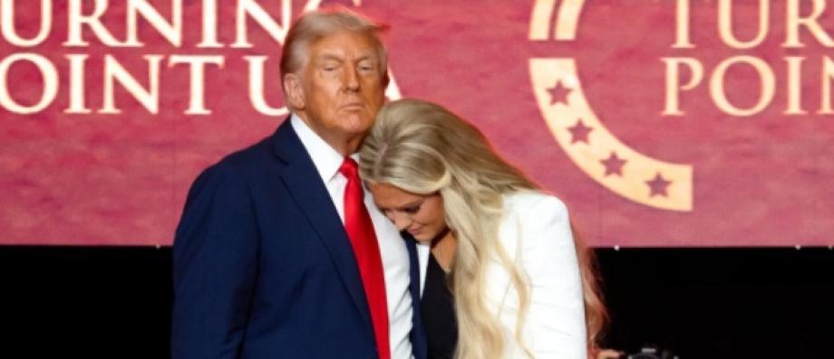 Face à des dizaines de milliers de personnes Donald Trump et Erika Kirk, la veuve de Charlie Kirk, ont rendu un hommage très émouvant à l'influenceur assassiné - Vidéo