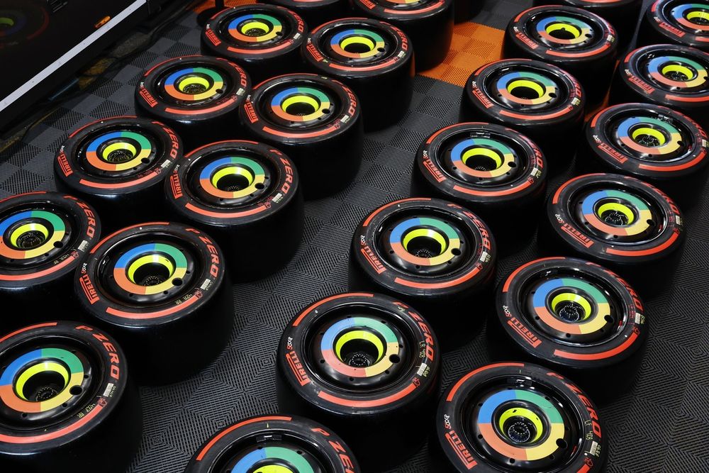 Les pneus Pirelli dans le garage McLaren