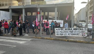 des manifestants de "Bloquons tout" devant le Centre des finances publiques à Marseille