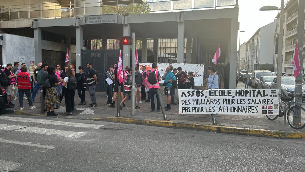 des manifestants de "Bloquons tout" devant le Centre des finances publiques à Marseille