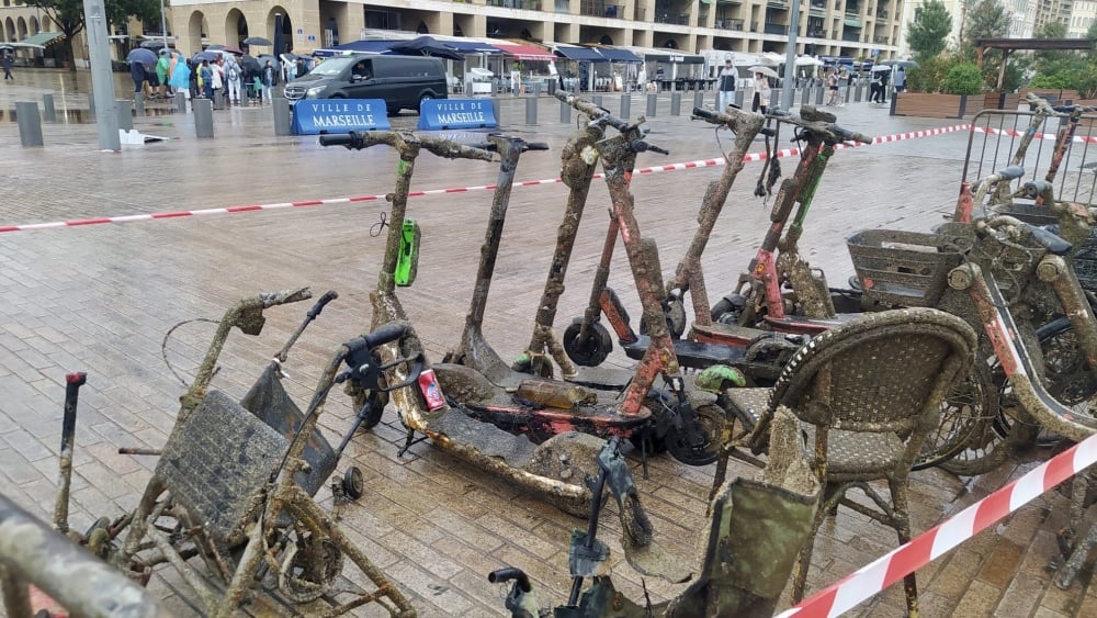 2 tonnes de déchets dont une centaine de trottinettes et vélos sortis de l'eau