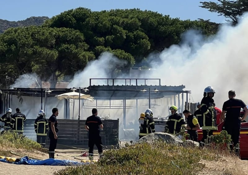 Un incendie s'est déclaré dans la matinée de ce samedi 6 septembre sur une paillote à L'Île-Rousse.