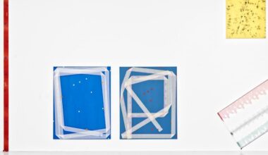 L’exposition «Peintures 2018-2024» de Noël Dolla à la galerie Ceysson & Bénétière de Saint-Étienne au printemps 2025, avec les œuvres Bande rouge biface (points bleus, roses et verts), 2024, Plis et replis, 2018 et Tarlatane, 2023.