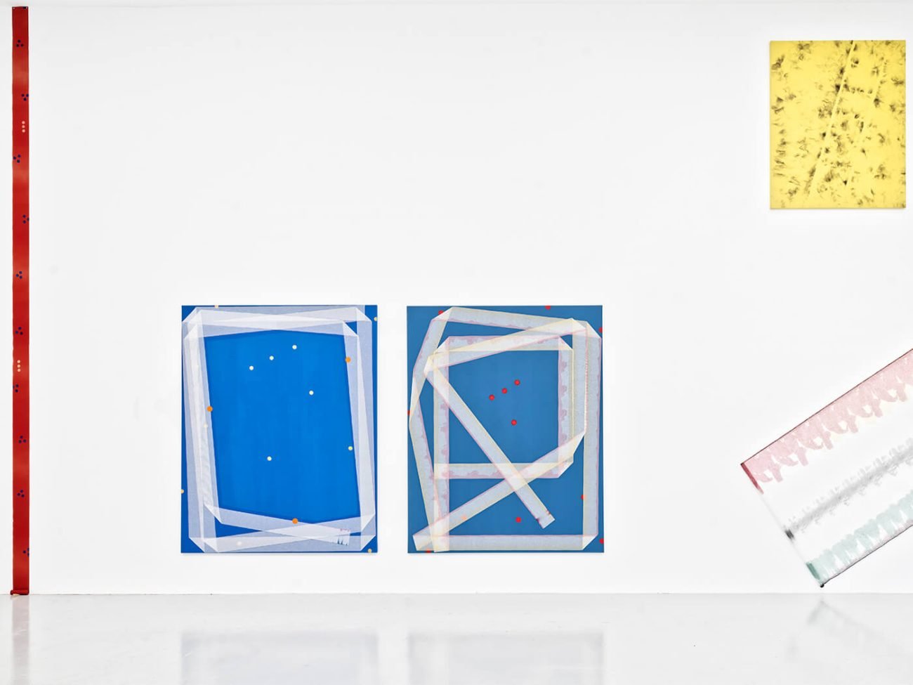 L’exposition «Peintures 2018-2024» de Noël Dolla à la galerie Ceysson & Bénétière de Saint-Étienne au printemps 2025, avec les œuvres Bande rouge biface (points bleus, roses et verts), 2024, Plis et replis, 2018 et Tarlatane, 2023.