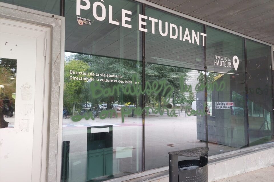 Des tags ont été inscrits dans et en dehors du pôle étudiant.
