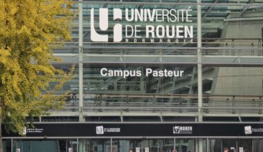 l'enseignant reste à l'écart du campus