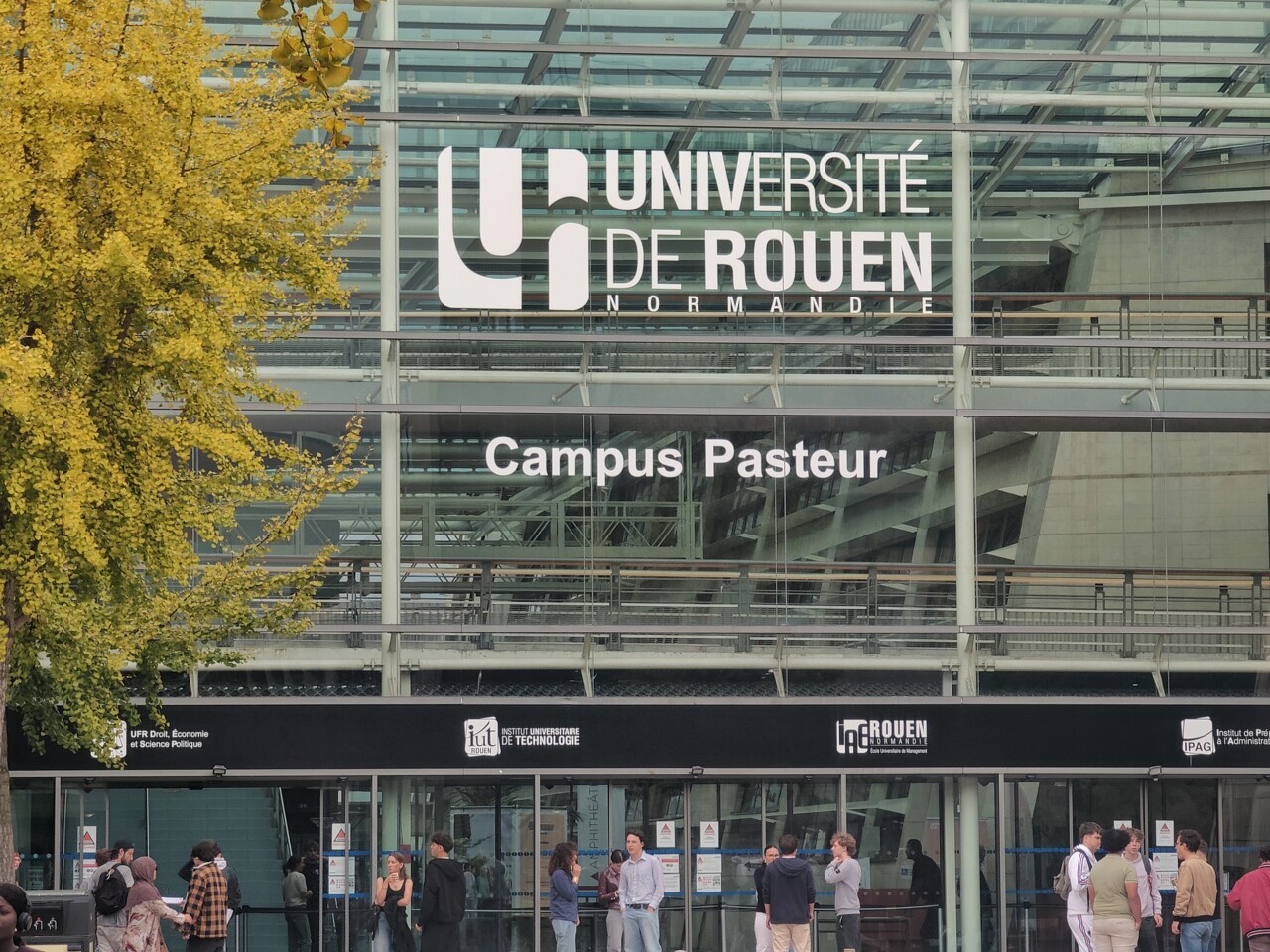 l'enseignant reste à l'écart du campus
