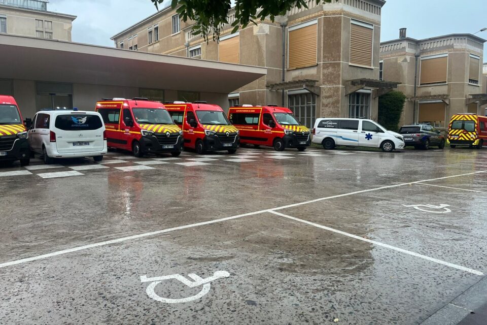 Les urgences de l'hôpital Édouard Herriot de Lyon sont surchargées ce jeudi 4 septembre 2025.