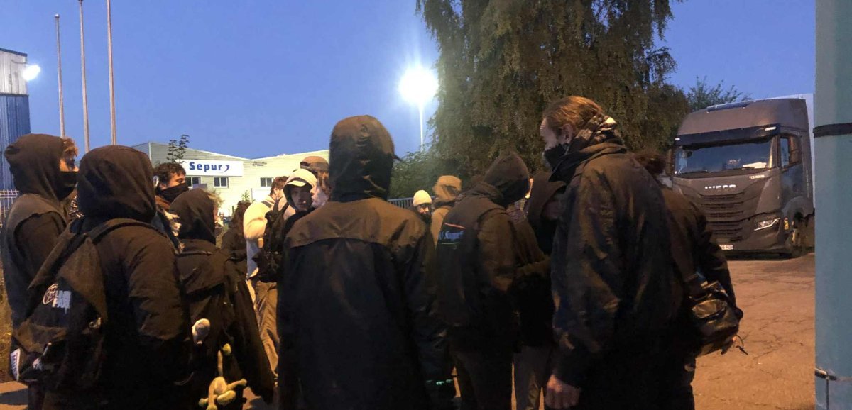 [Vidéo] Près de Rouen. "Bloquons tout" : des dizaines de manifestants rassemblés devant le site d'Amazon à Saint-Etienne-du-Rouvray