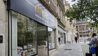 Place du commerce en Seine-Maritime. Magasin de sport, confiserie et épicerie asiatique