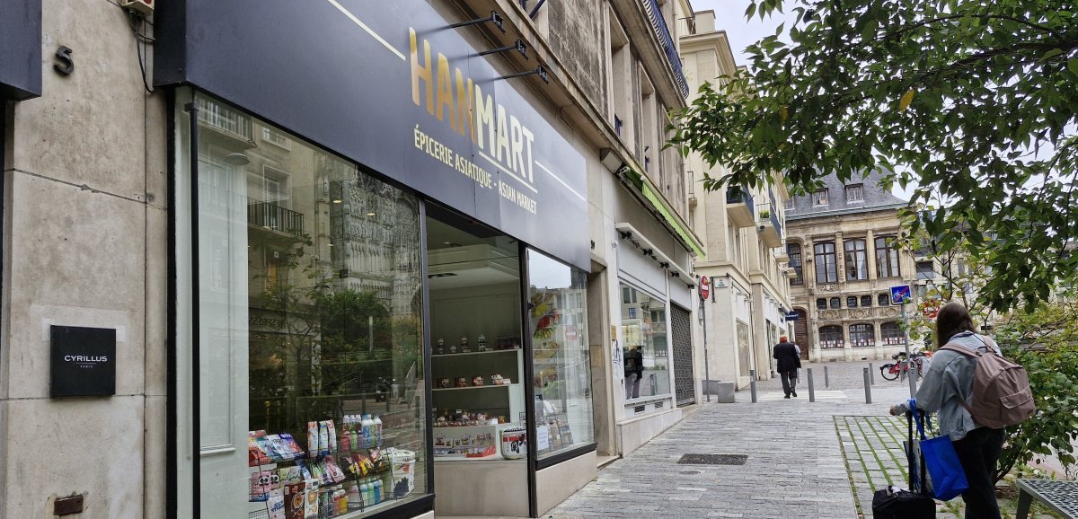 Place du commerce en Seine-Maritime. Magasin de sport, confiserie et épicerie asiatique
