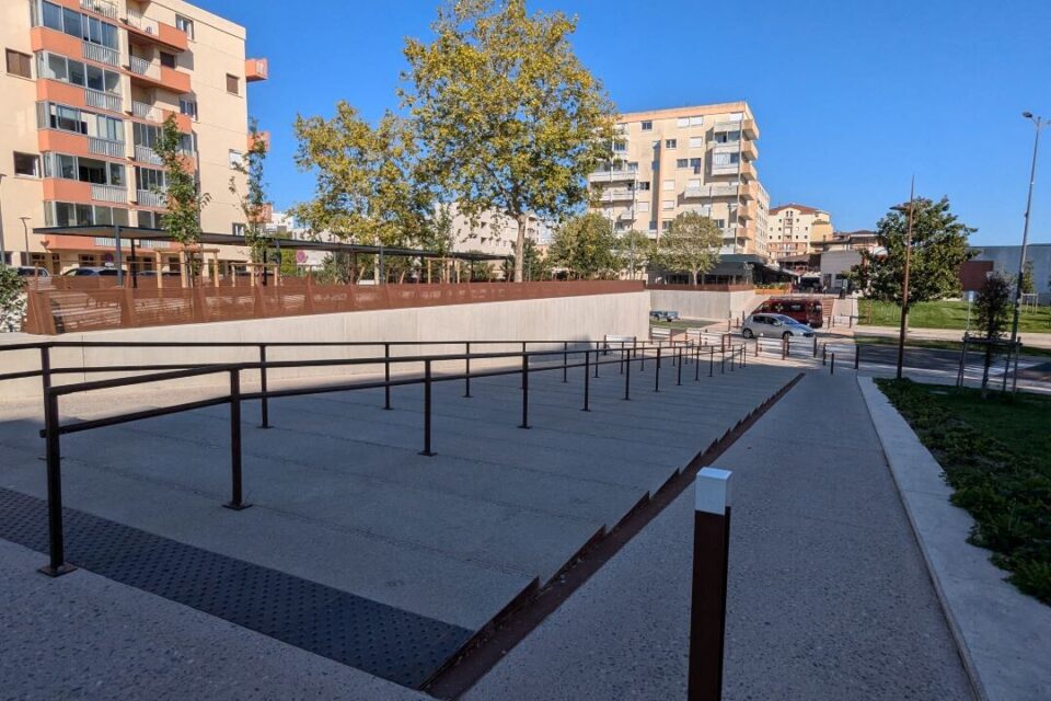 Suite à la destruction de la passerelle du quartier du Val d'Aran, à Colomiers, la traversée Charles de Gaulle a été construite.