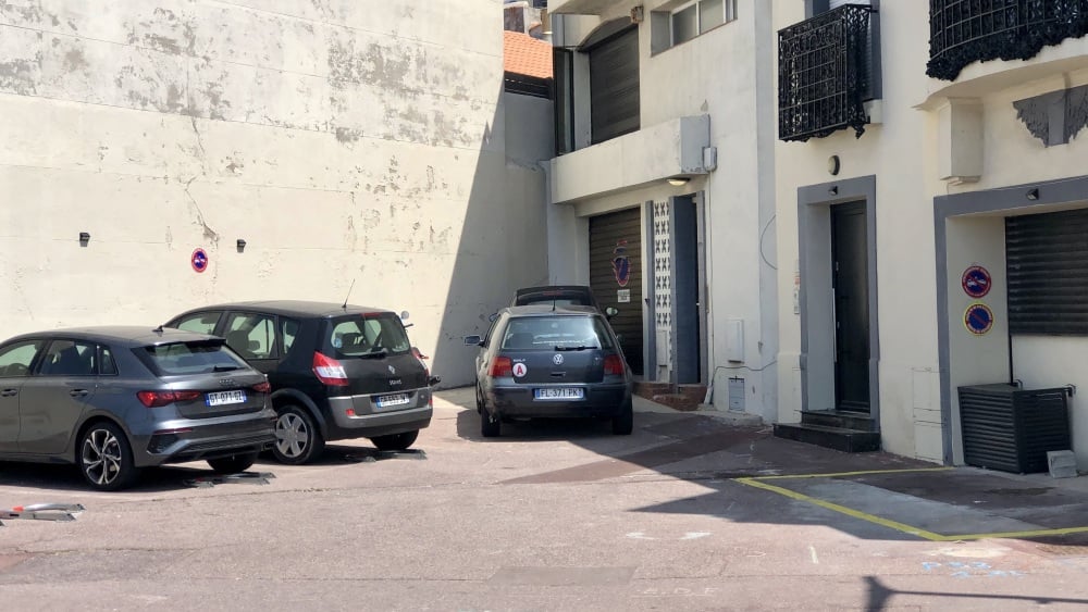 Six mois après, des places de stationnement sur la Corniche à Marseille restent privatisées illégalement