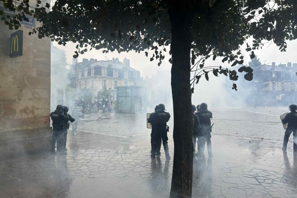 Les forces de l'ordre ont utilisé des jets de lacrymo pour disperser des manifestants place de la Victoire.