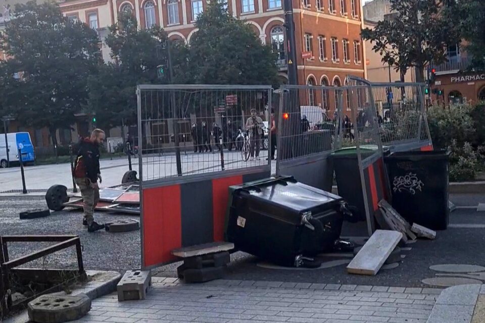 Très rapidement, les manifestants mettent en place des barrages avec le mobilier urbain à disposition.