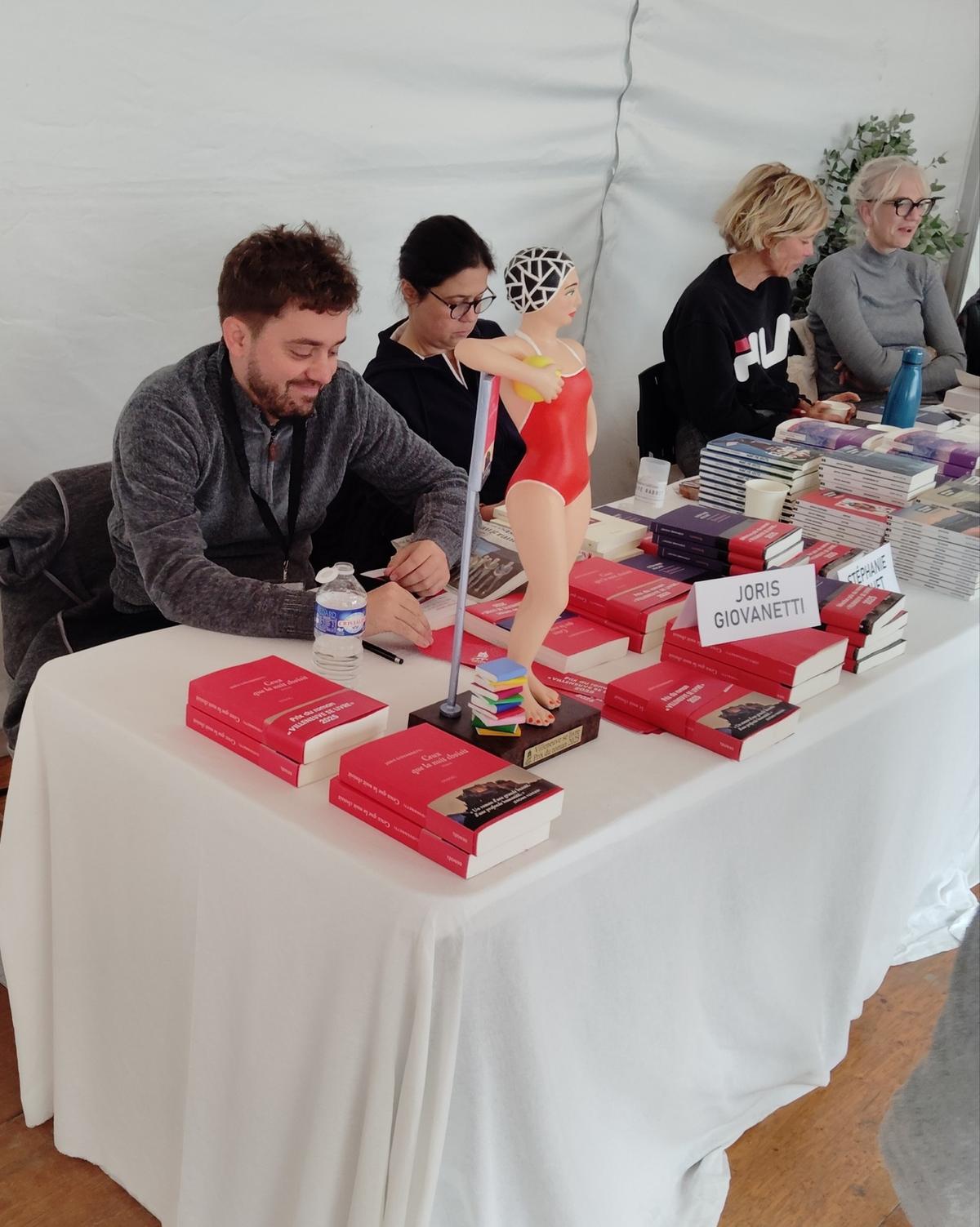 Joris Giovannetti, lauréat du prix du roman, devant son stand