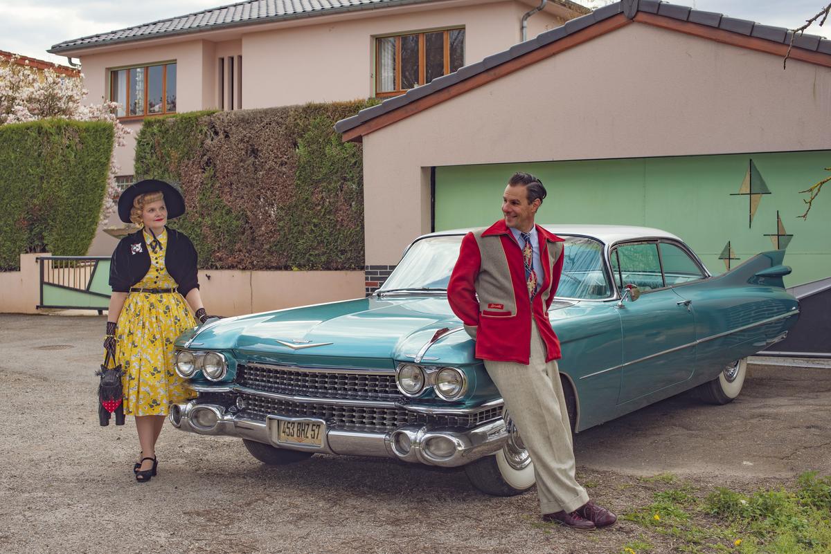La vie quotidienne de Laurence et Sylvain, dans leur univers vintage, un retour dans l’ambiance colorée et rock’n’roll des années 50.