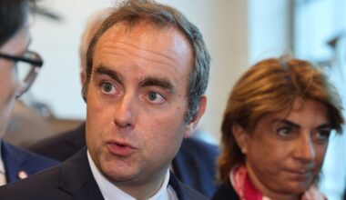 la passation de pouvoir avec François Bayrou aura lieu ce mercredi à midi
