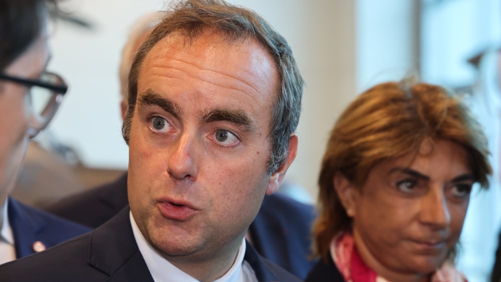 la passation de pouvoir avec François Bayrou aura lieu ce mercredi à midi