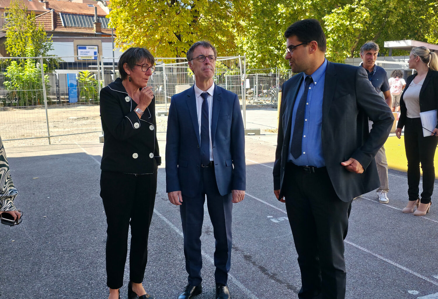 De gauche à droite : Caroline Fourniol, directrice du Collège Fantin-Latour, Philippe Dulbecoo, recteur de l'académie de Grenoble et Patrice Gros, directeur académique lors du lancement des Pas. © Joël Kermabon - Place Gre'net