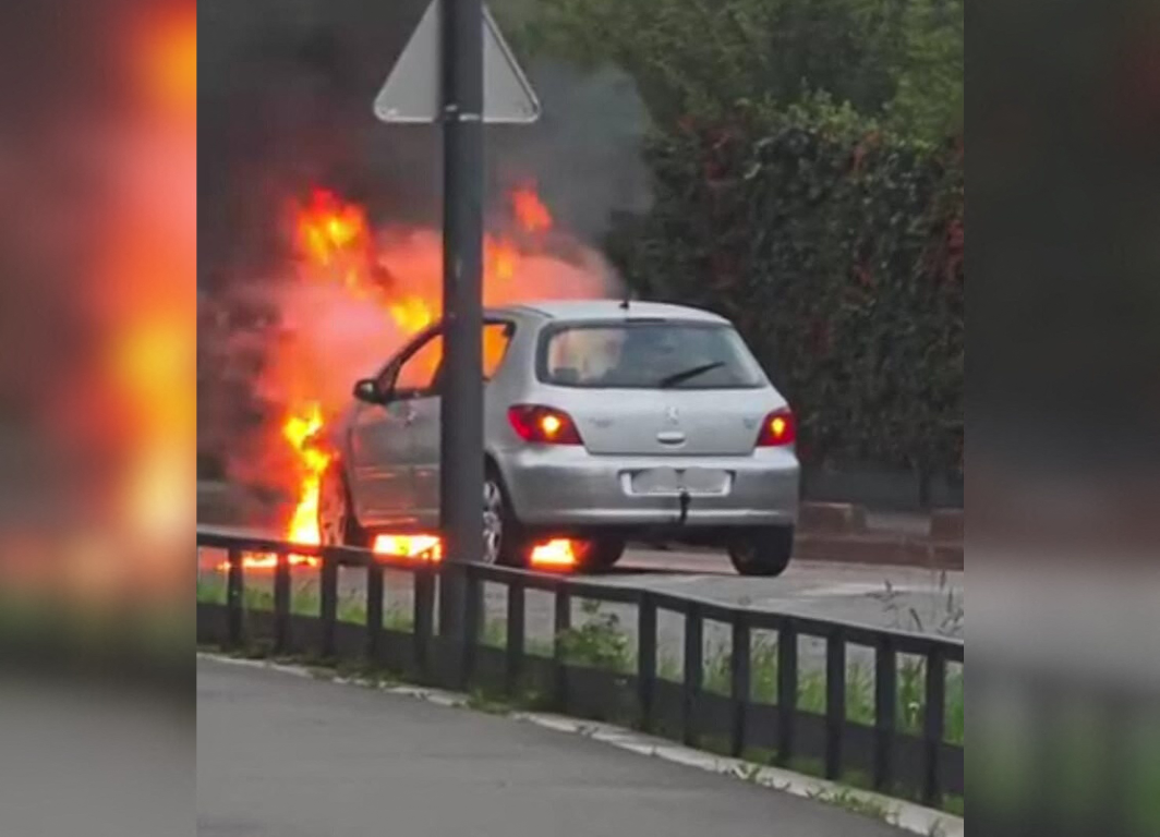EN IMAGES. Un véhicule en feu perturbe la circulation dans ce quartier de Toulouse